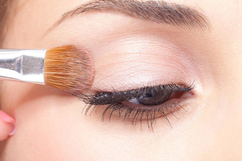 8 Professional Eye Makeup Hacks for Beginners